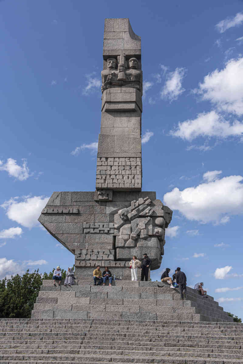 Polonia - Gdansk 177 - Westerplatte - monumento al Heroísmo del Ejercito Polaco.jpg